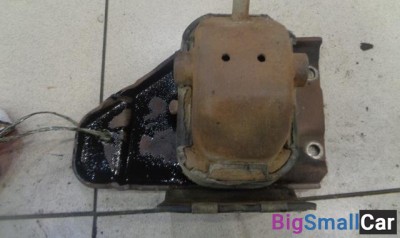 Опора двигателя правая от Lincoln Navigator 2002-2006