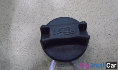 Крышка маслозаливной горловины от Nissan Cube Z10 1998-2002