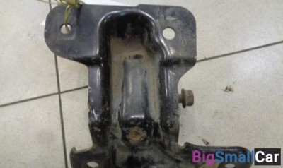 Опора двигателя правая от Jeep Cherokee KJ 2001-2007