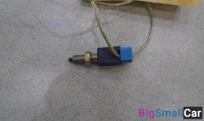 Датчик включения стоп-сигнала от Nissan Cube Z10 1998-2002